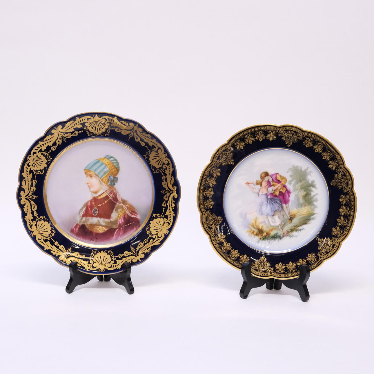 DECORATIVE PLATES, TWO PIECES.