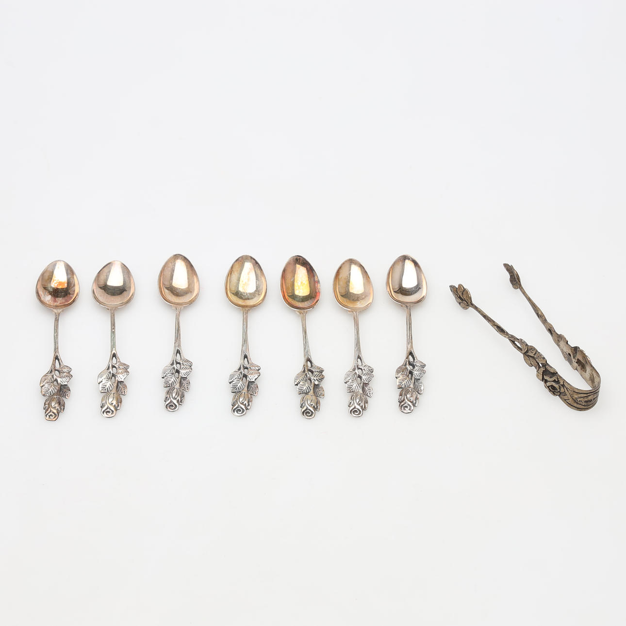 SILVER ITEMS 8 pieces weight approx. 75 grams.