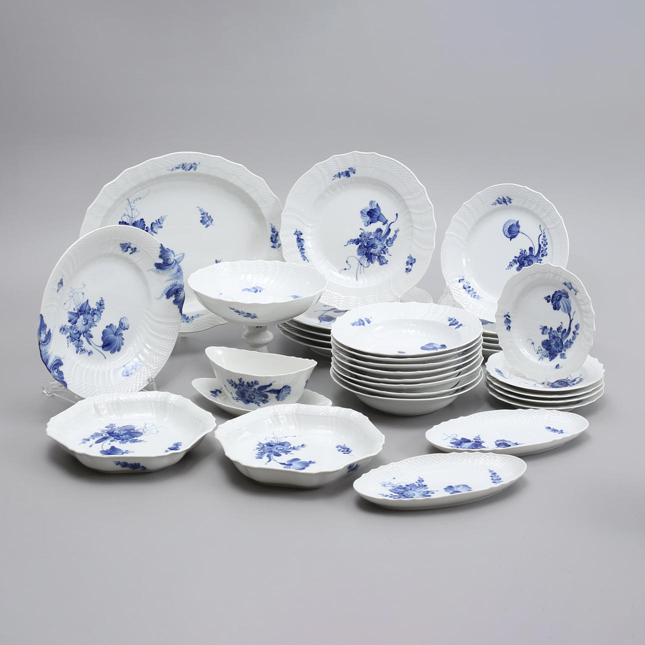 DINNERWARE, 31 pcs, Blå Blomst, Royal Copenhagen, Denmark.
