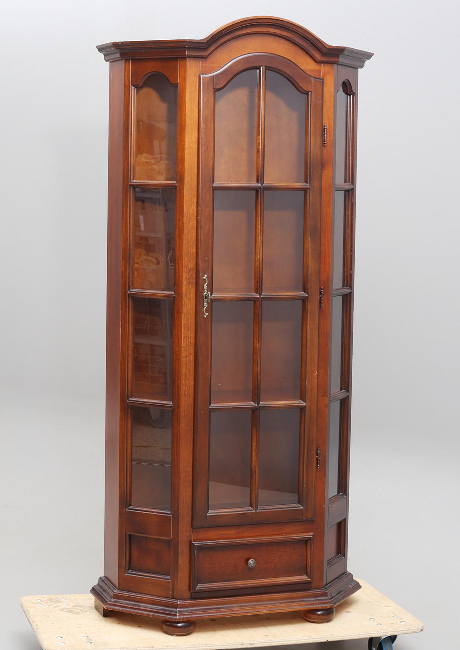 DISPLAY CABINET, with lighting, late 20th century.