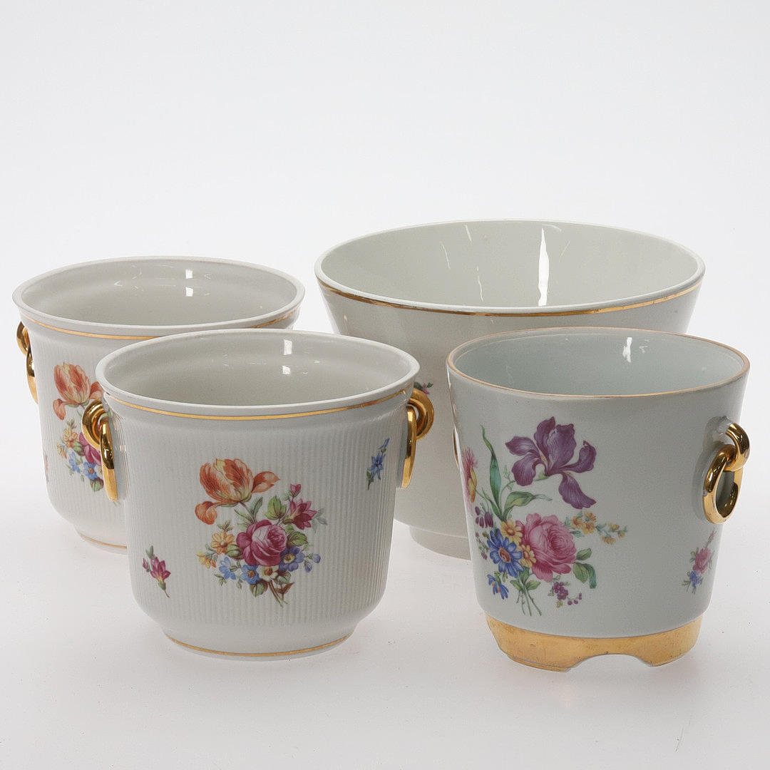 JARDINIÈRES. 4 pcs. Porcelain.
