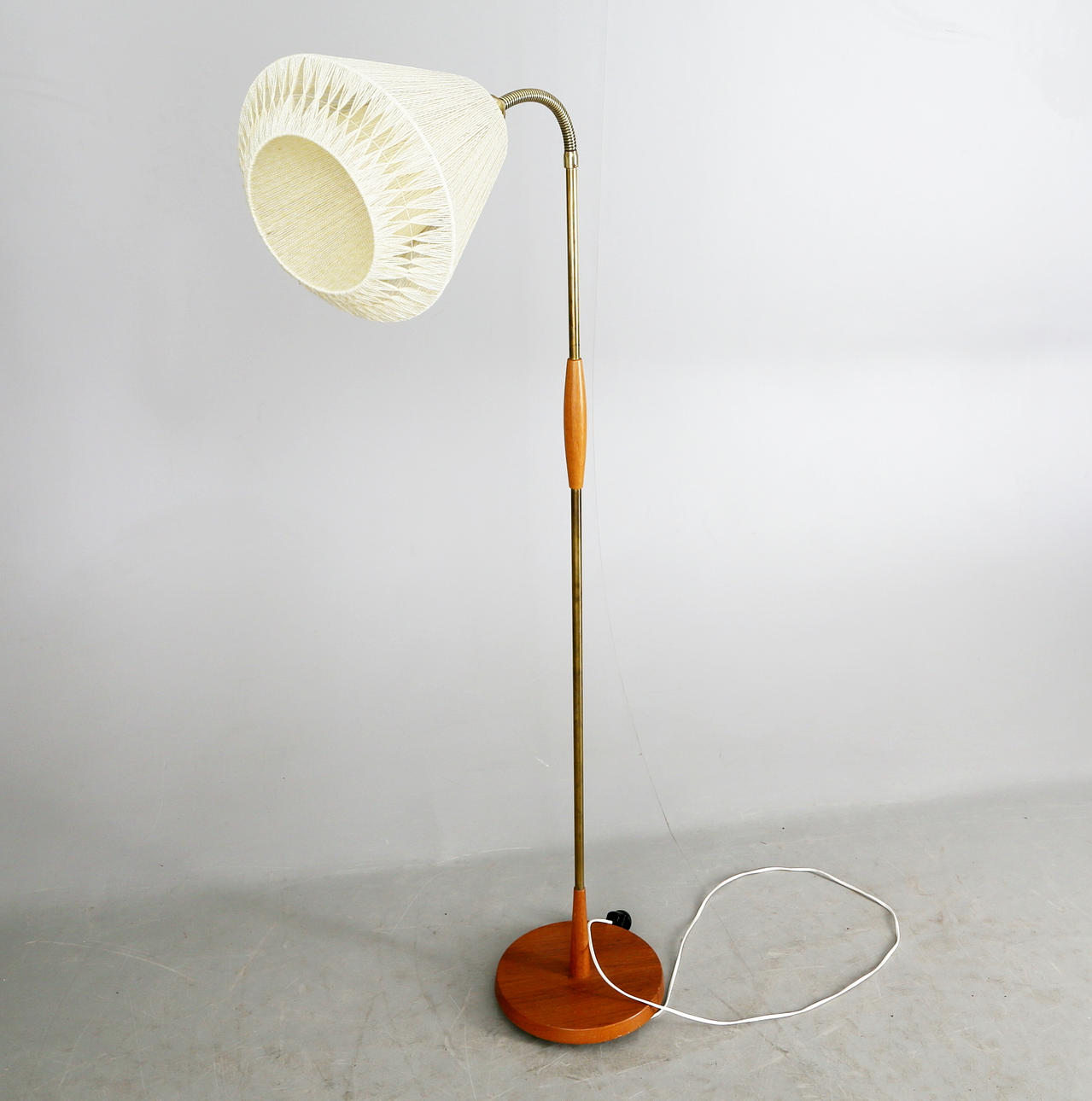 GOLVLAMPA, teak och mässing, AJH, 1900-talets mitt.