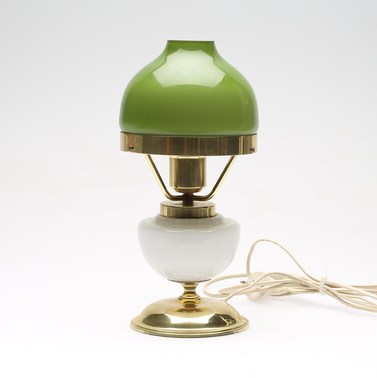 BORDSLAMPA, mässing och glas, Öia, 1900-talets andra hälft.