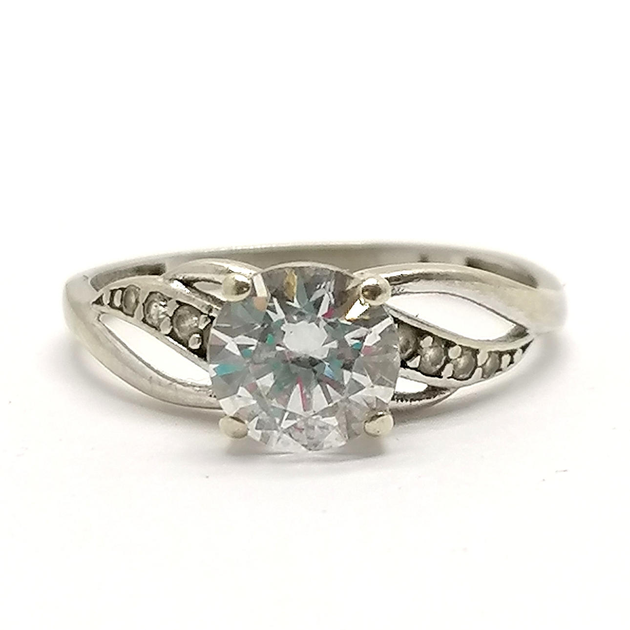 9ct WHITE GOLD SOLITAIRE RING.