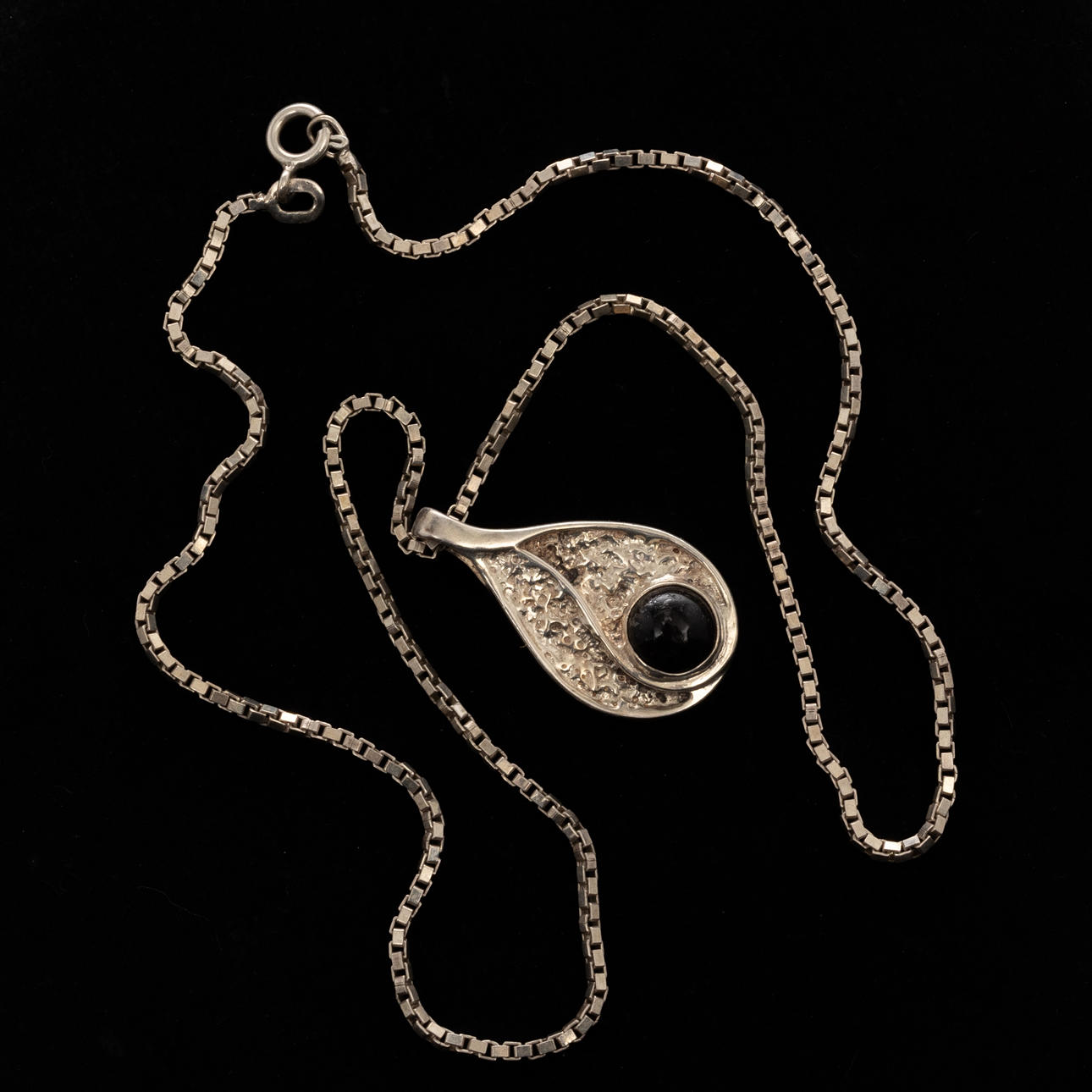 NECKLACE, Sterling silver, onyx.