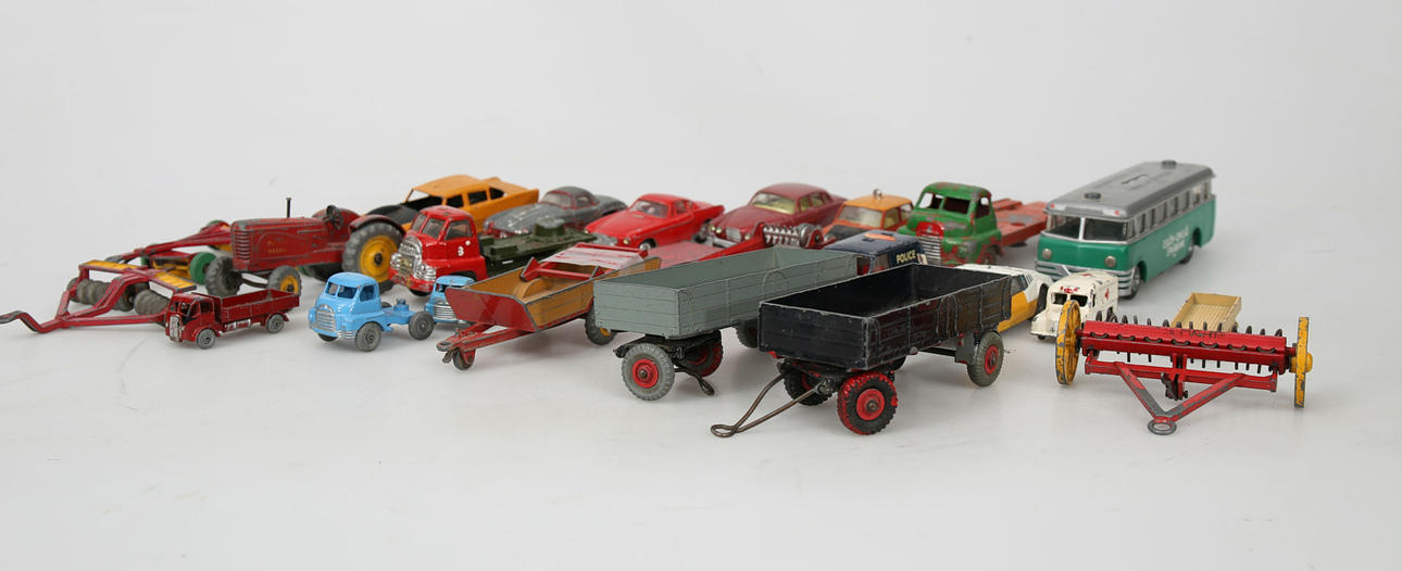 MODELLBILAR OCH TILLBEHÖR, plåt, 24 delar, Corgi Toys, Dinky Toys och Lesney, 1900-talets mitt.