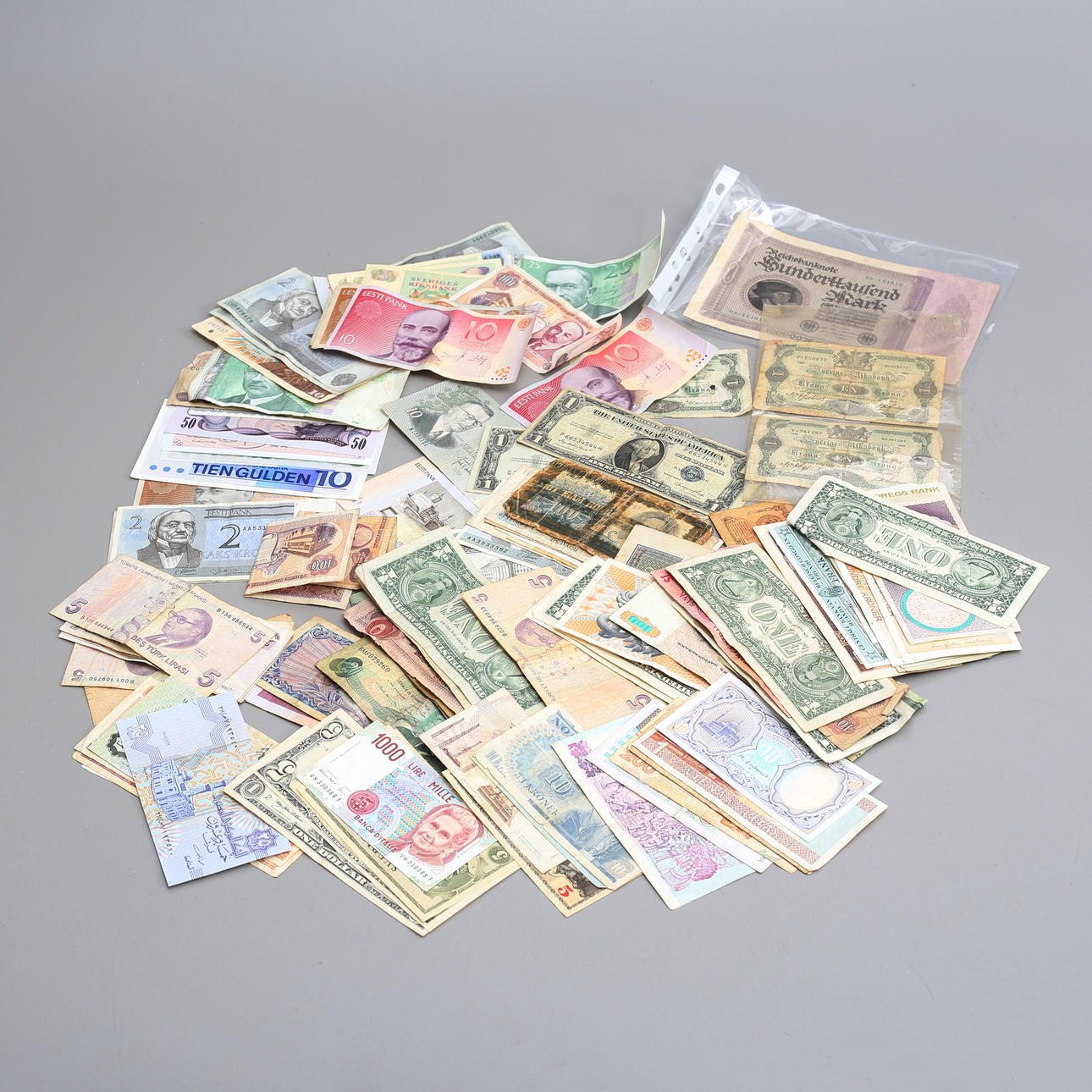 LOT OF FOREIGN BANKNOTES.