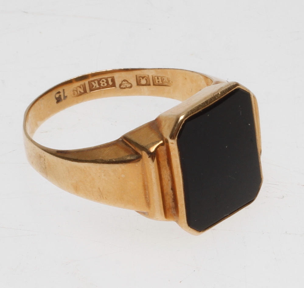 KLACKRING, guld, 18k, svart sten, total vikt ca. 4,7 gram.