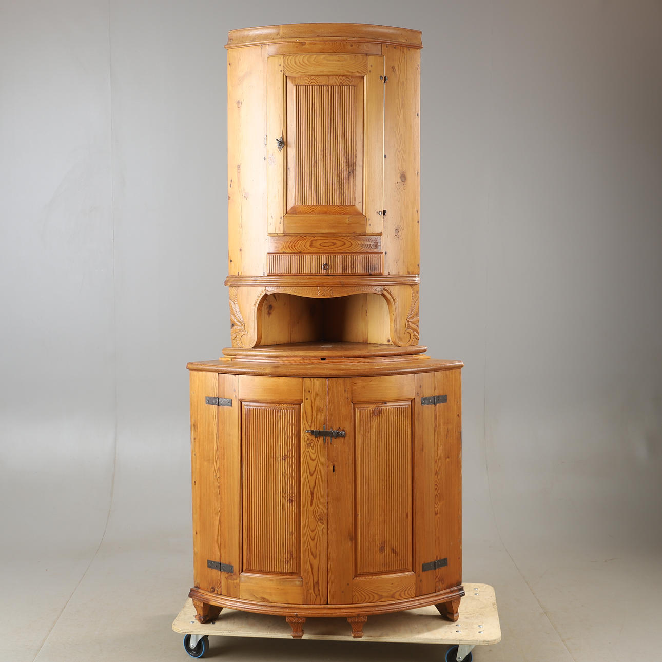 CORNER CABINET, pine, 19th century.