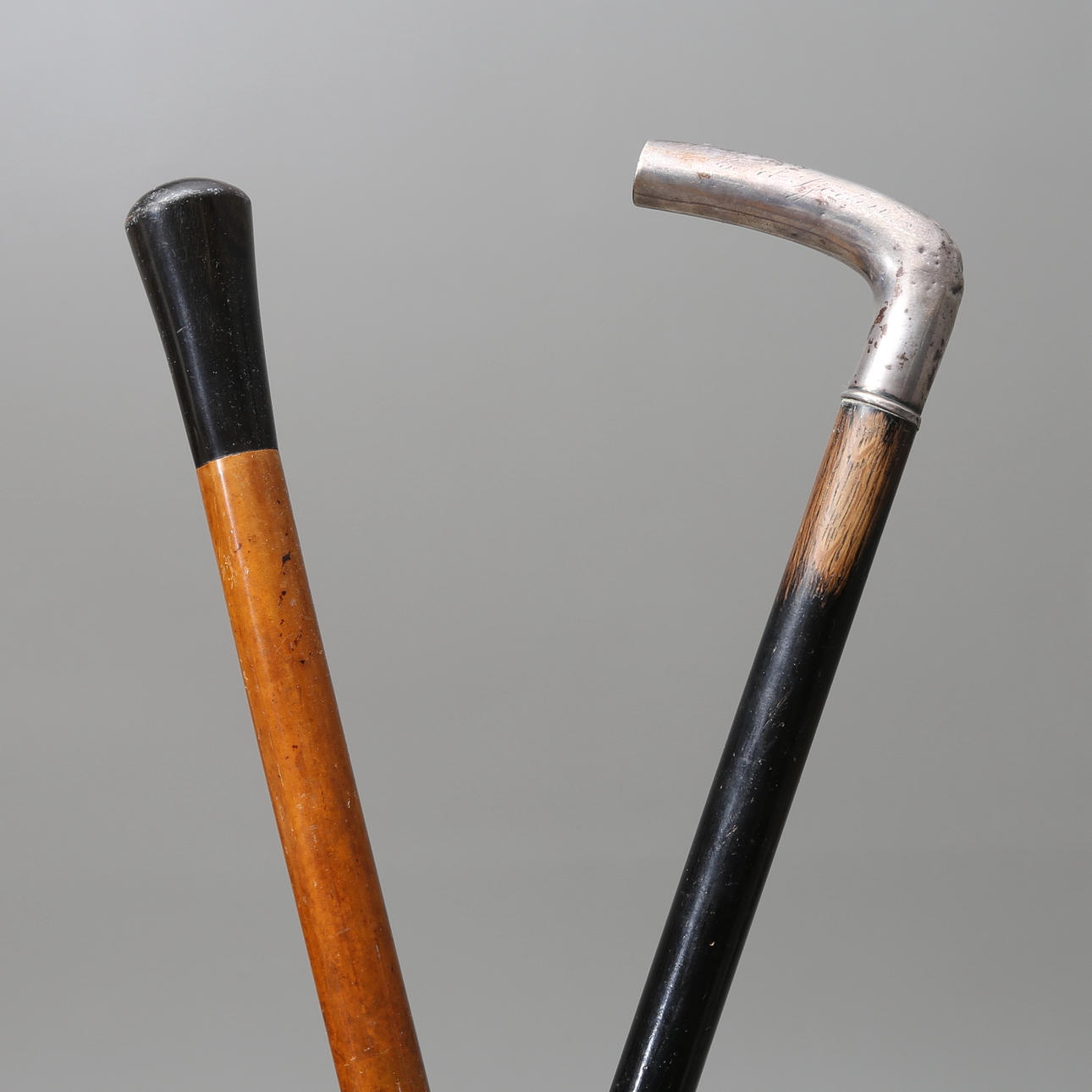 KÄPPAR, 2 st, varav en med silverkrycka, 1900-tal.