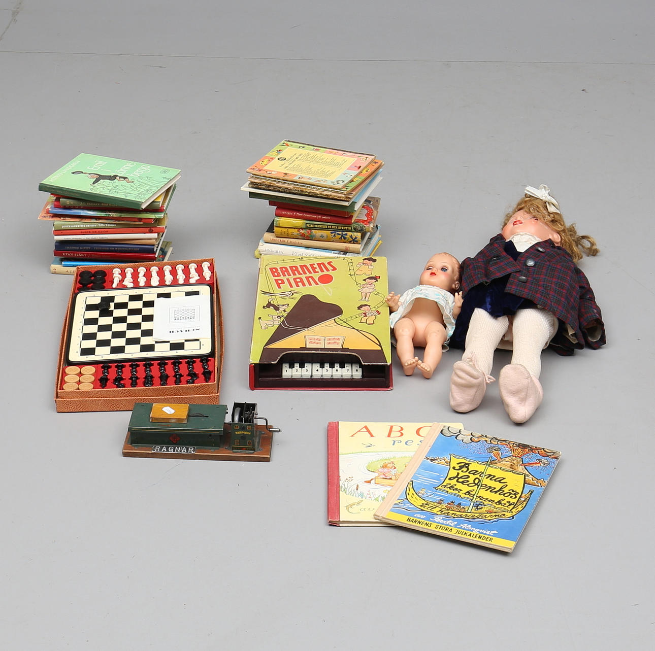 SAMLING LEKSAKER OCH BARNBÖCKER, 1900-tal.