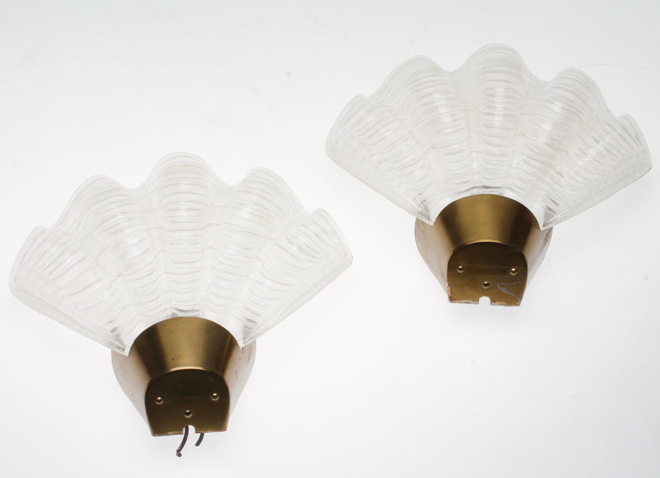 VÄGGLAMPETTER, ett par. Glas och mässing. ASEA, 1900-tal.