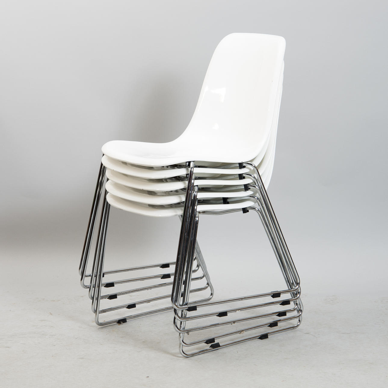 STOLAR, 5 stycken, vitmålat trä med kromunderrede.