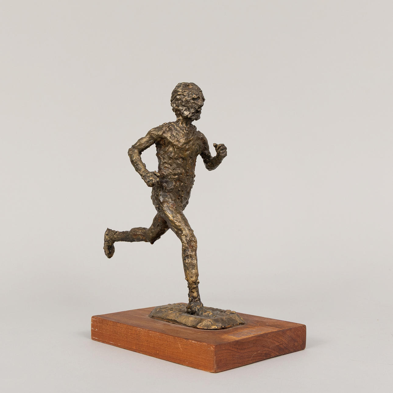 OIDENTIFIERAD KONSTNÄR. Runner, patinated bronze, signed T Eskelinen and dated 1980.