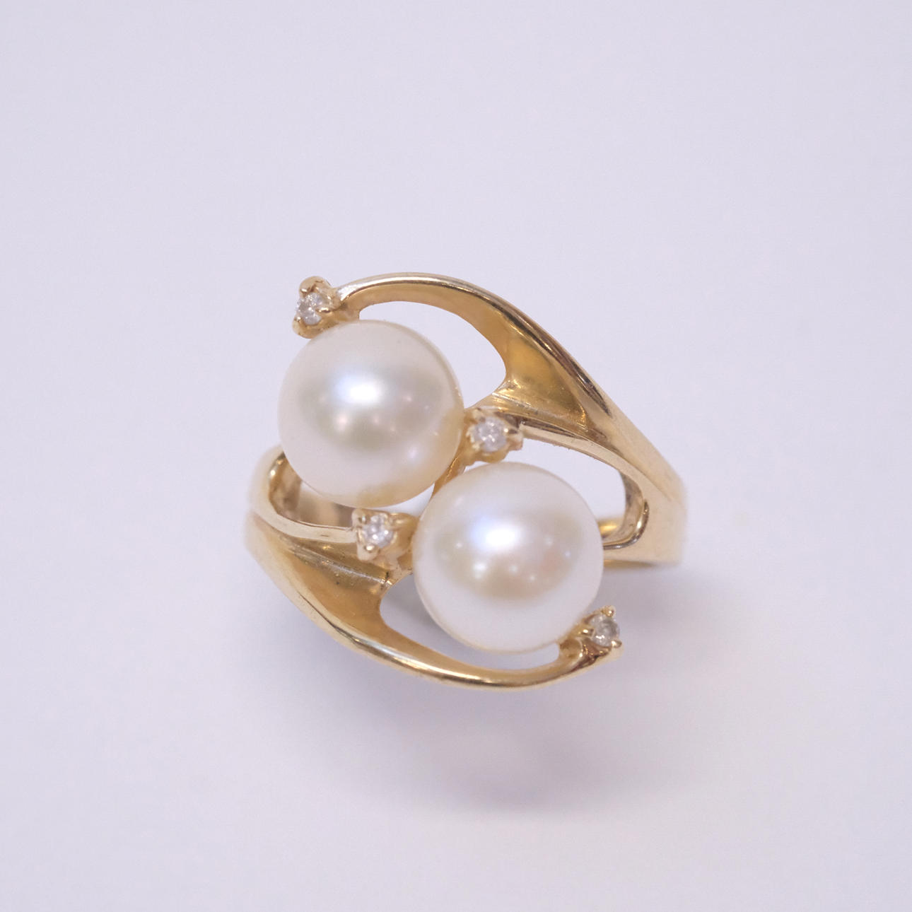 RING WITH PEARLS AND DIAMONDS.