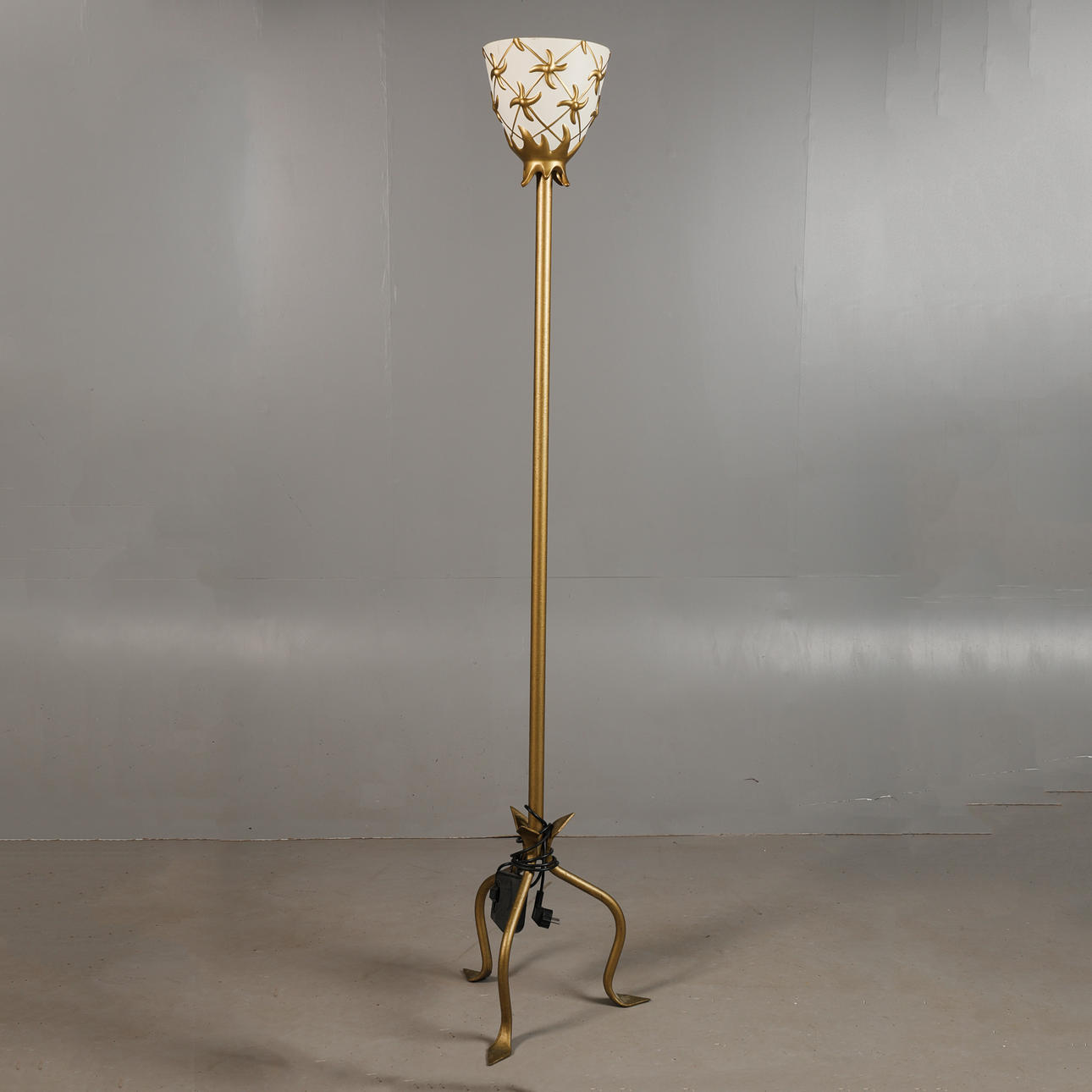 AN UNUSUAL FLOOR STANDING LAMP.
