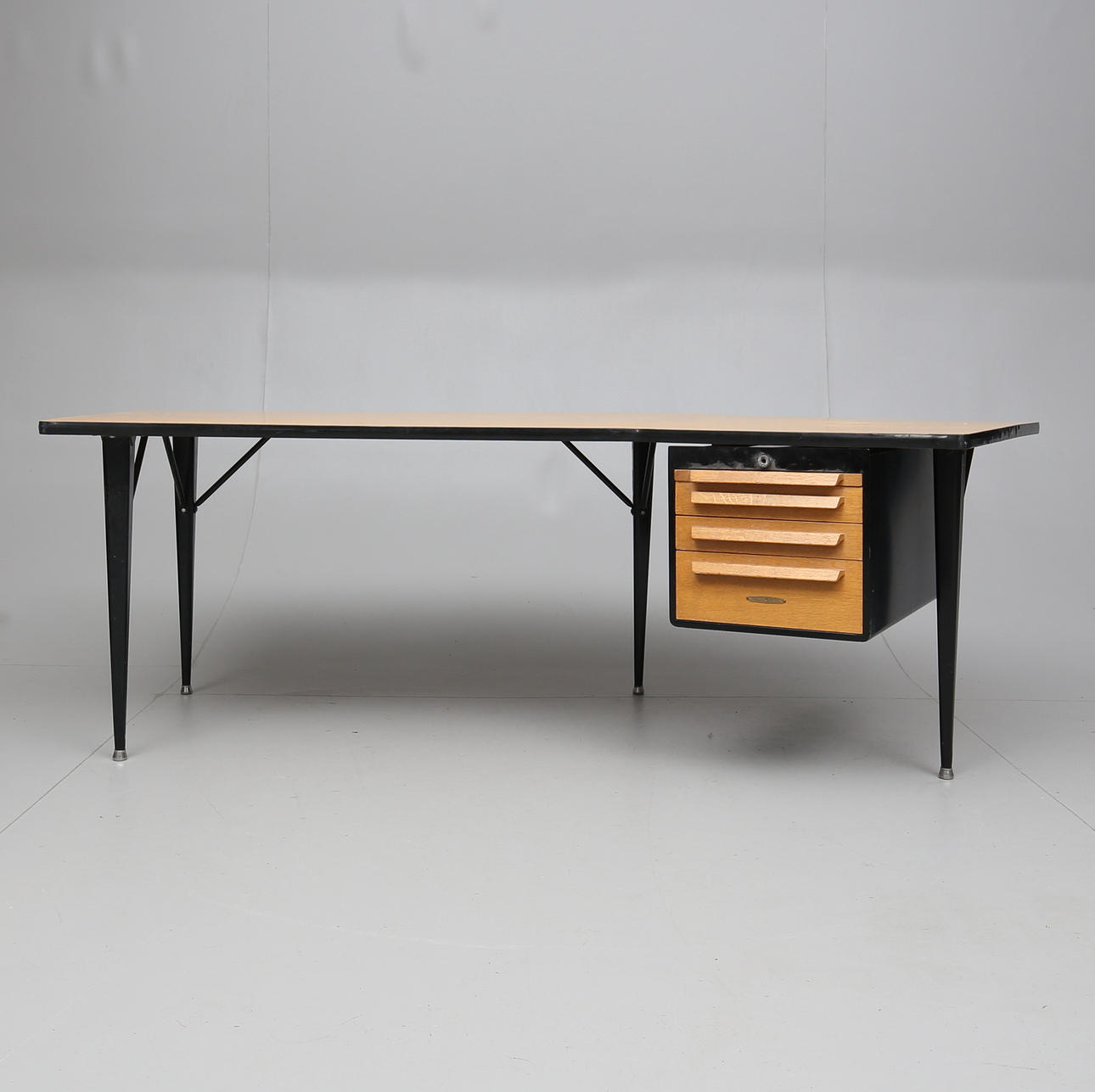 SKRIVBORD, Kontorsmöbler Verkstads AB Lindqvist, Motala, 1900-talets mitt.
