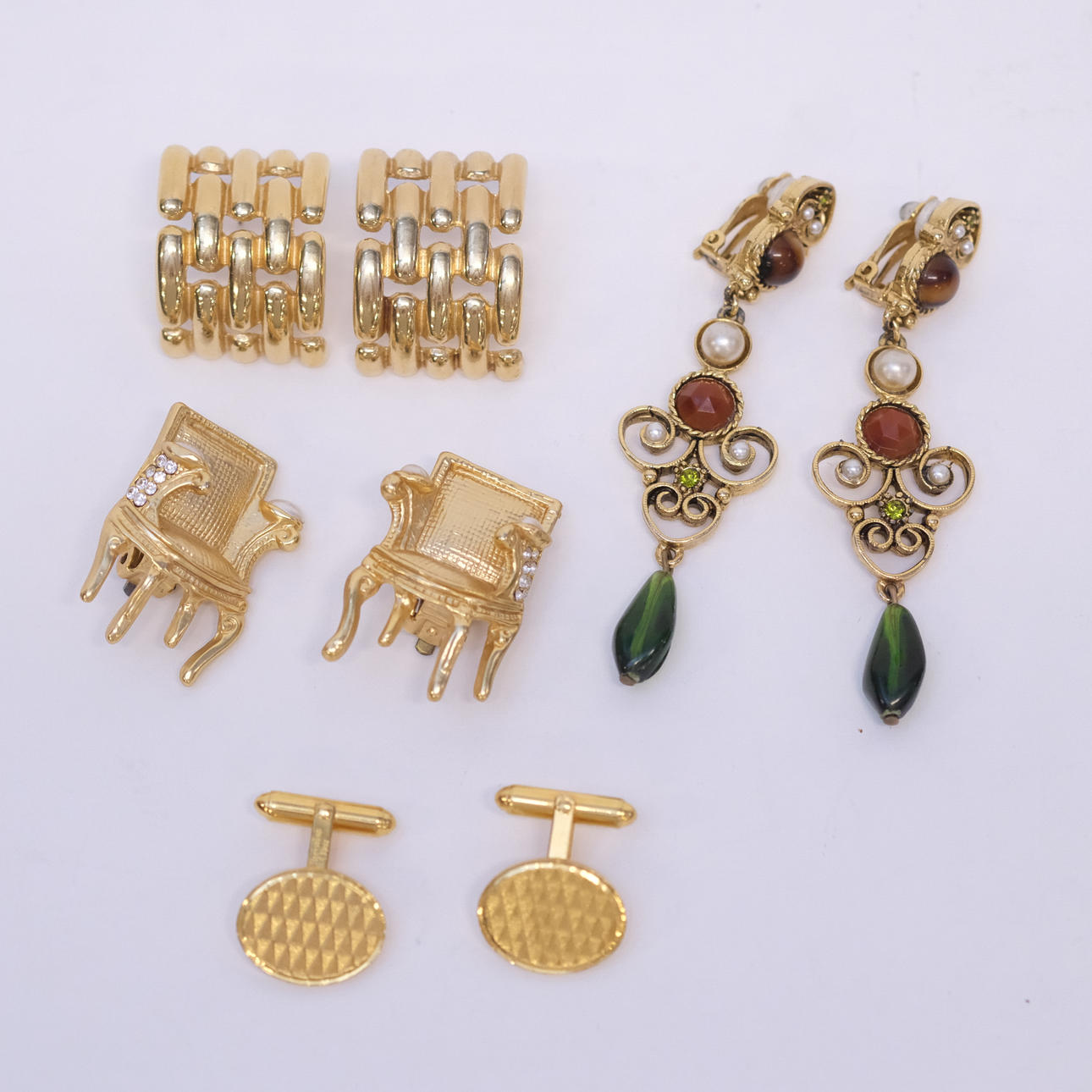 COSTUME JEWELLERY, FOUR PIECES.