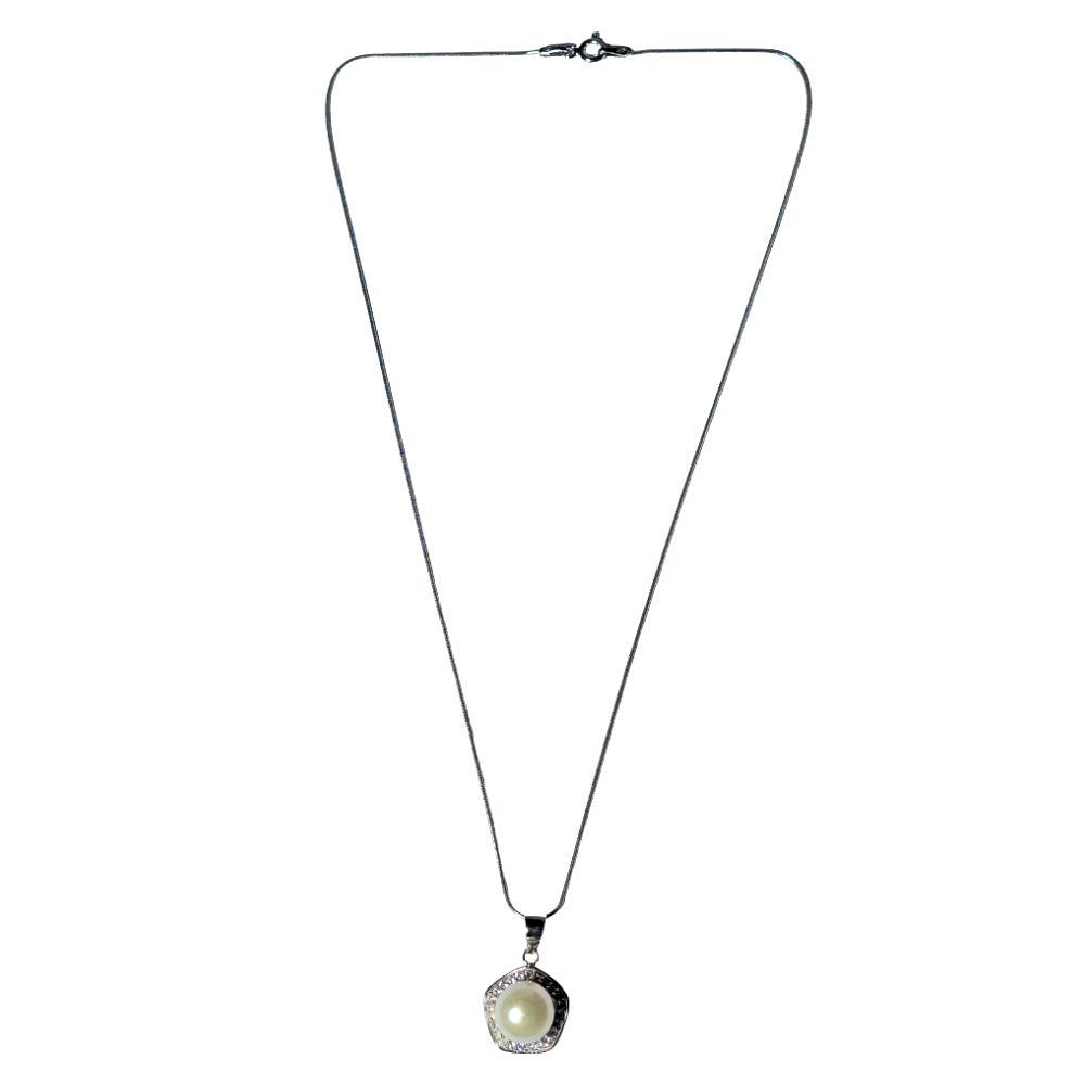 Chain and pendant in silver and pearl.