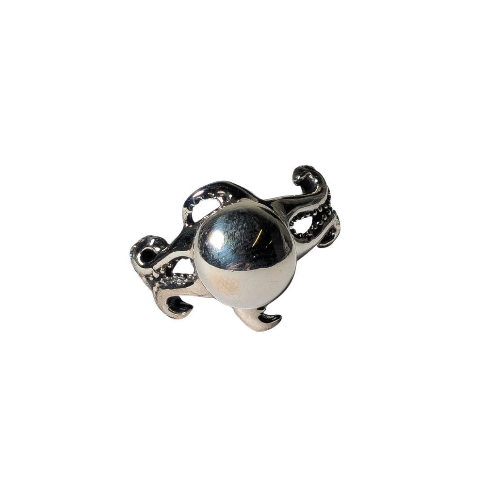 Octopus ring in silver.