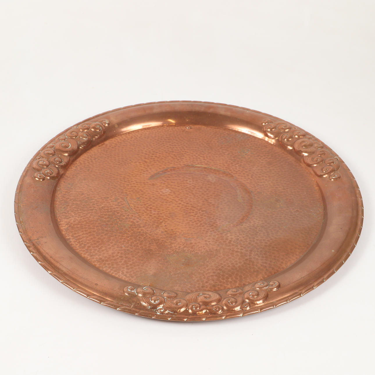 TRAY FOR SMOKING TABLE, hammered copper, 20th century.