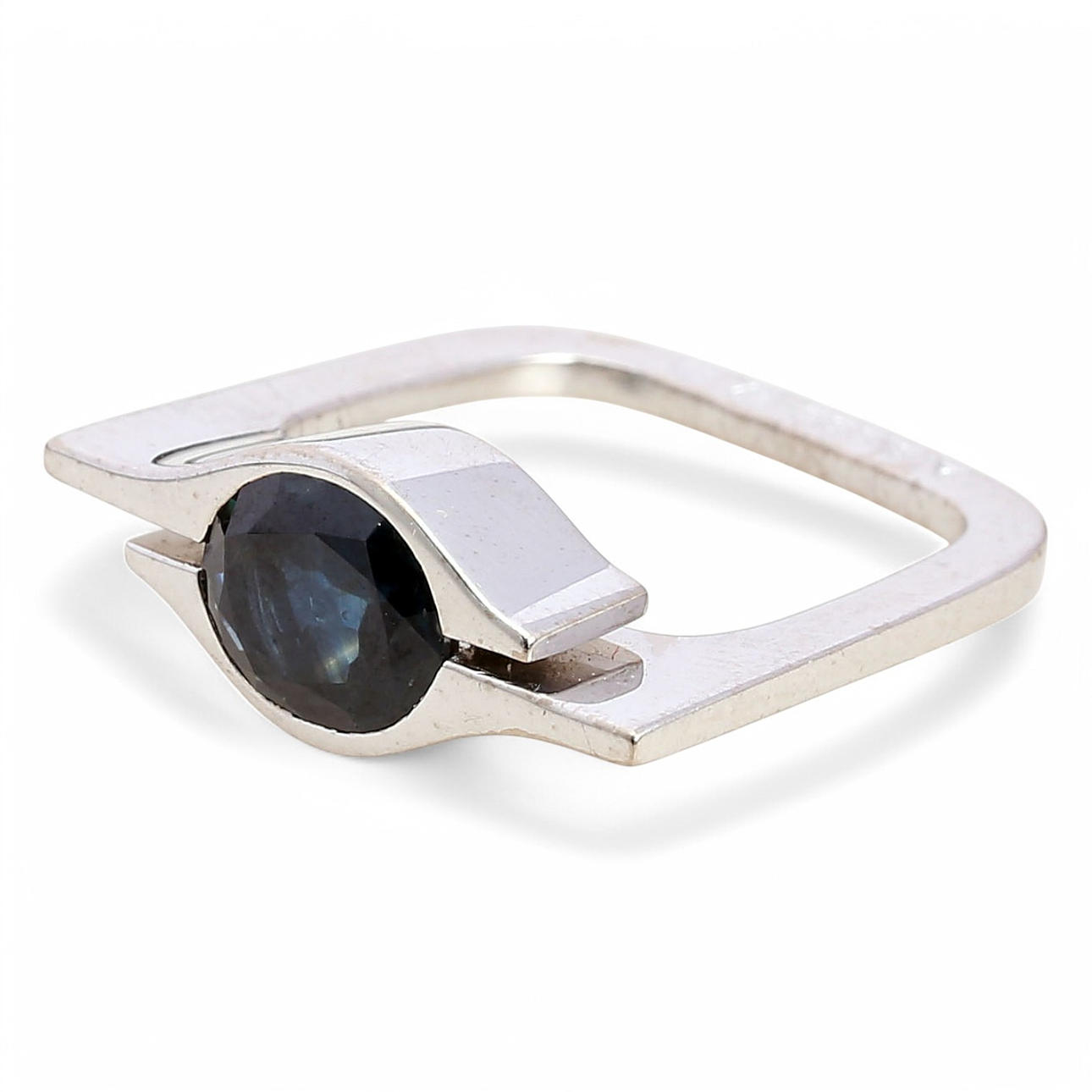 AURELI BISBE. Sapphire ring.