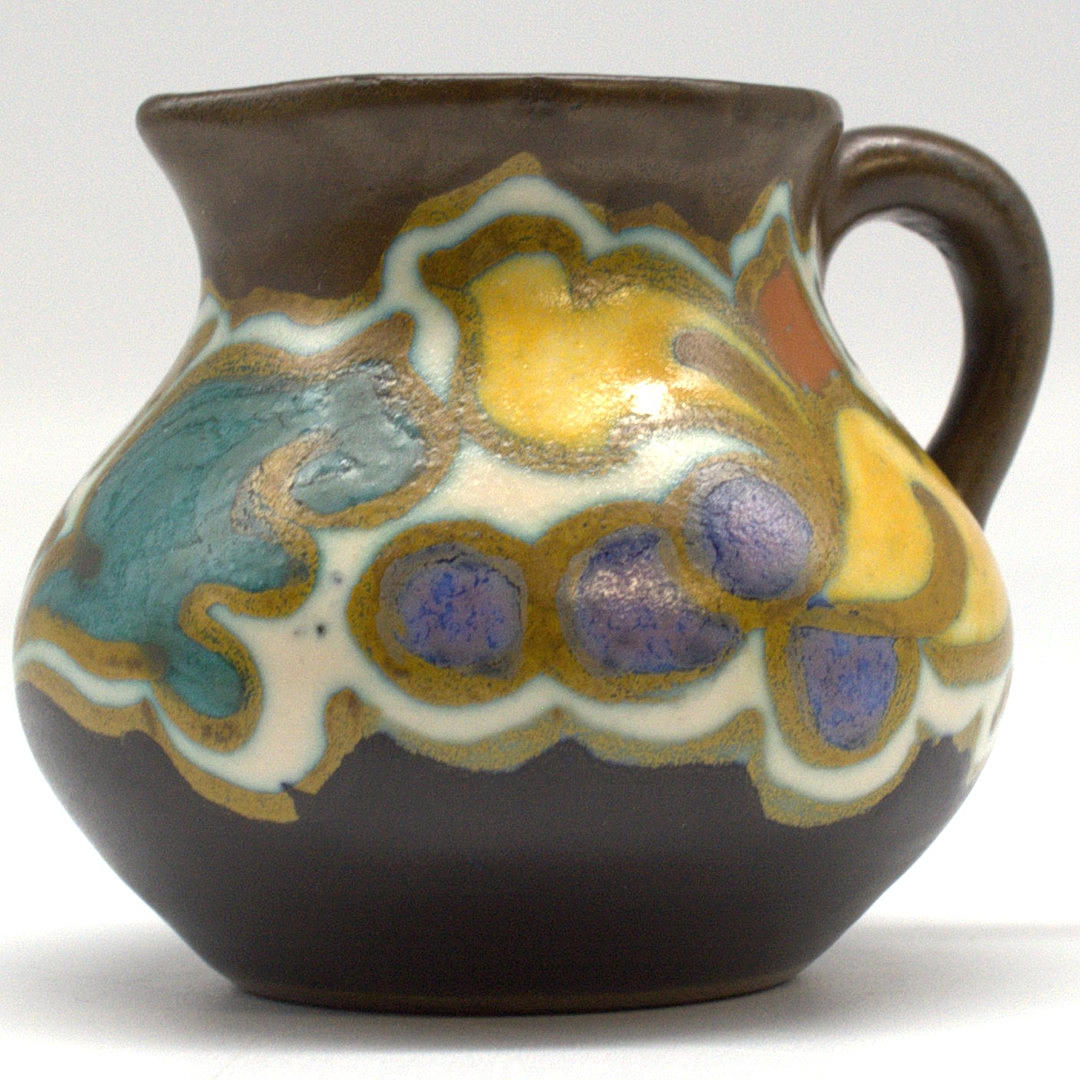 GOUDA. DUTCH CERAMIC JUG, HAND-PAINTED, SIGNED AND NUMBERED.