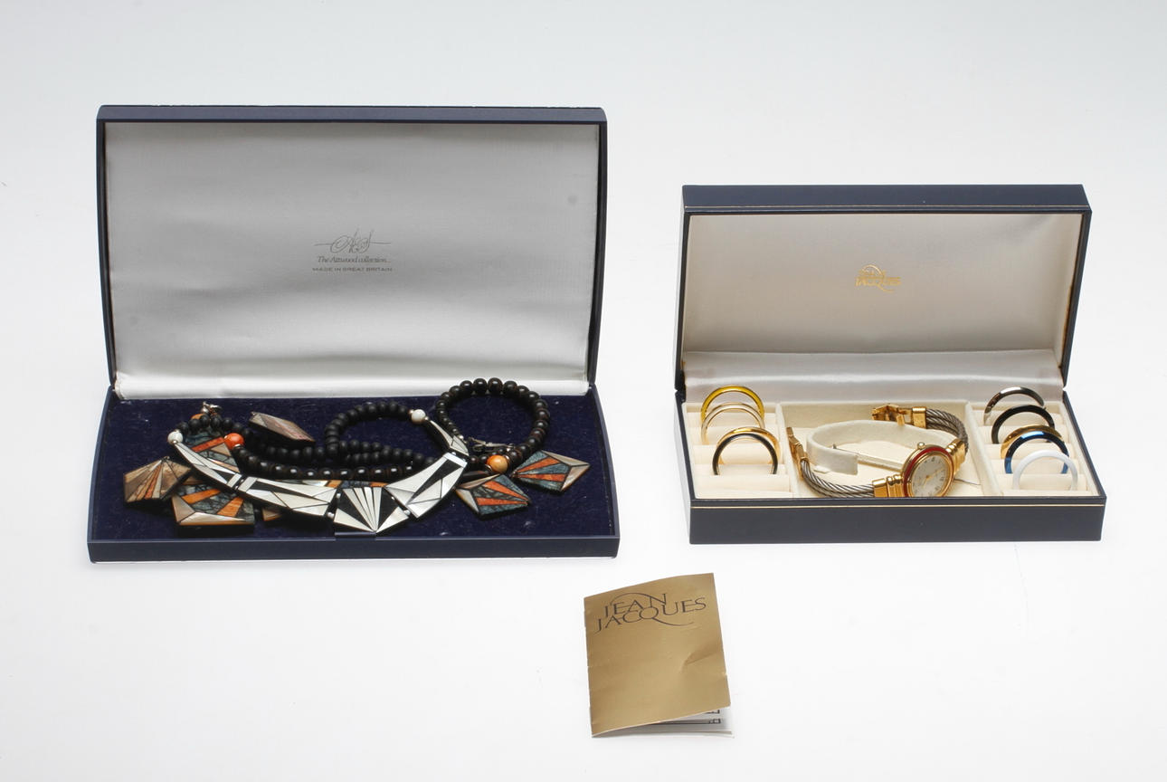 SMYCKEN, 4 delar, art deco-stil, The Attwood collection samt ARMBANDSUR, Jean Jacques, 1900-tal.