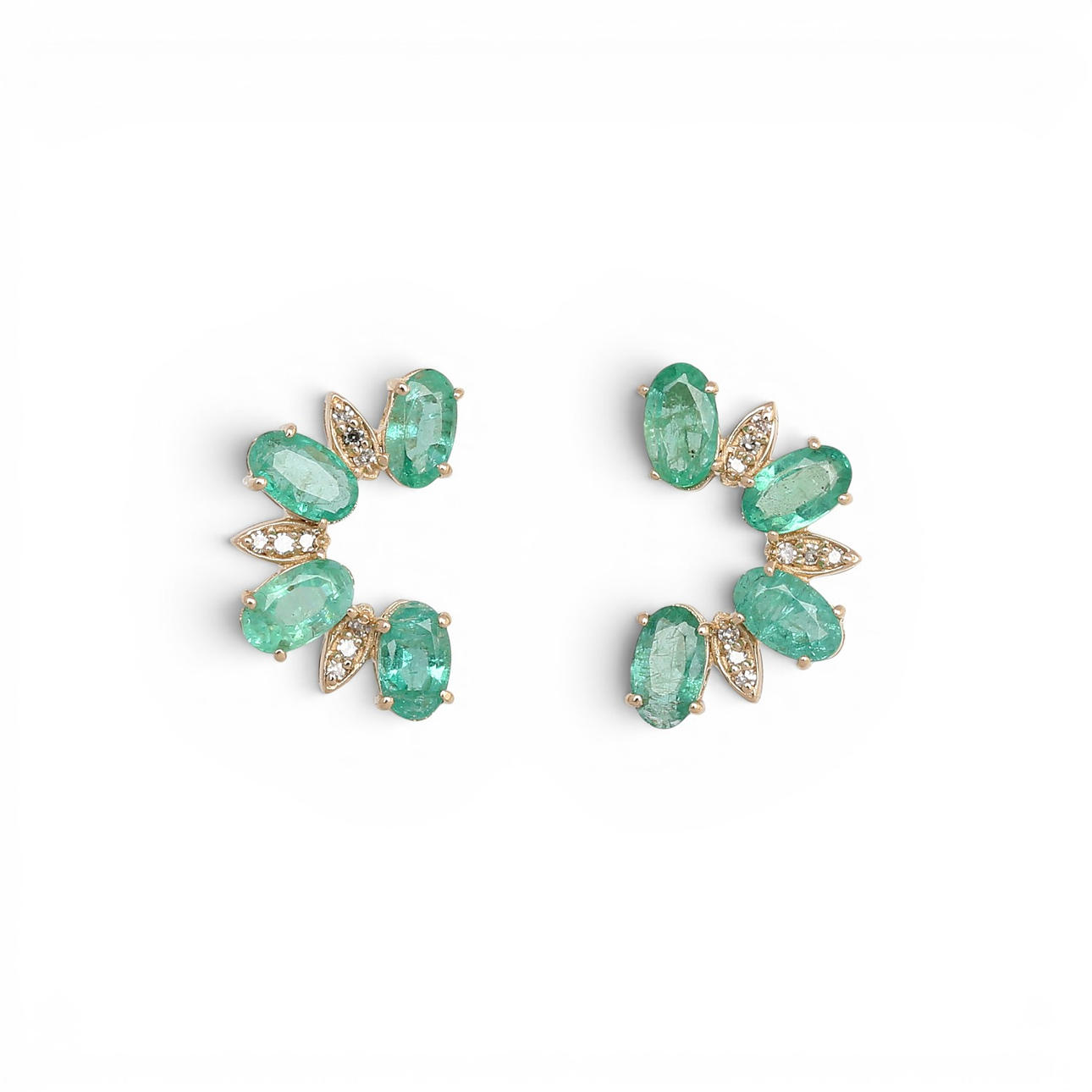 Emeralds and diamonds earrings.