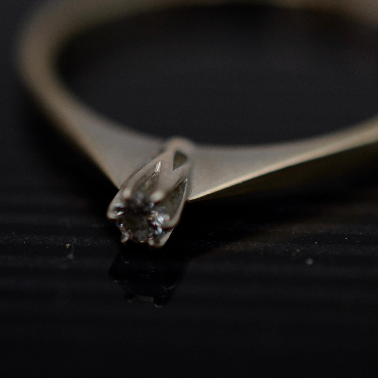 DAMRING 18 KARAT VITGULD VIKT CIRKA 2.1 gram.