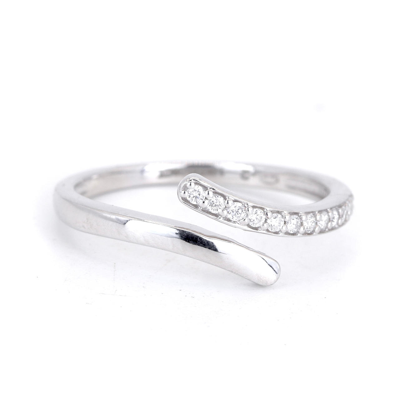 14CT WHITE GOLD DIAMOND RING.