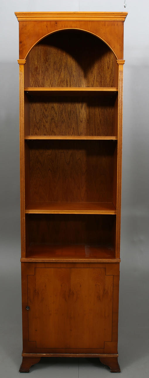 BOKHYLLA MED SKÅP, idegran, England, 1900-talets andra hälft.