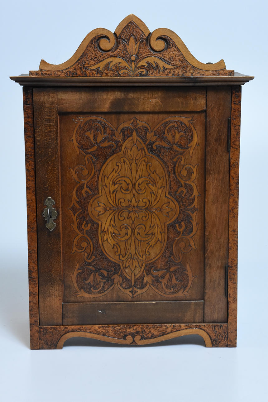 VÄGGSKÅP 1900 talets början.