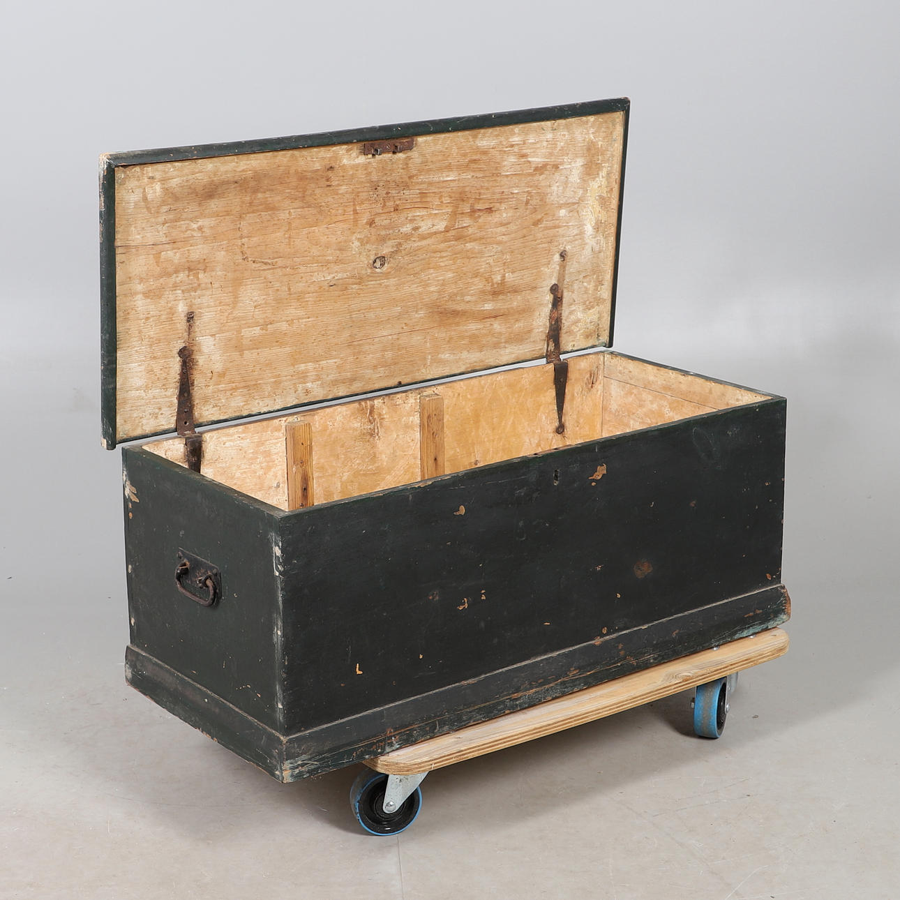 A PAINTED PINE BLANKET BOX.