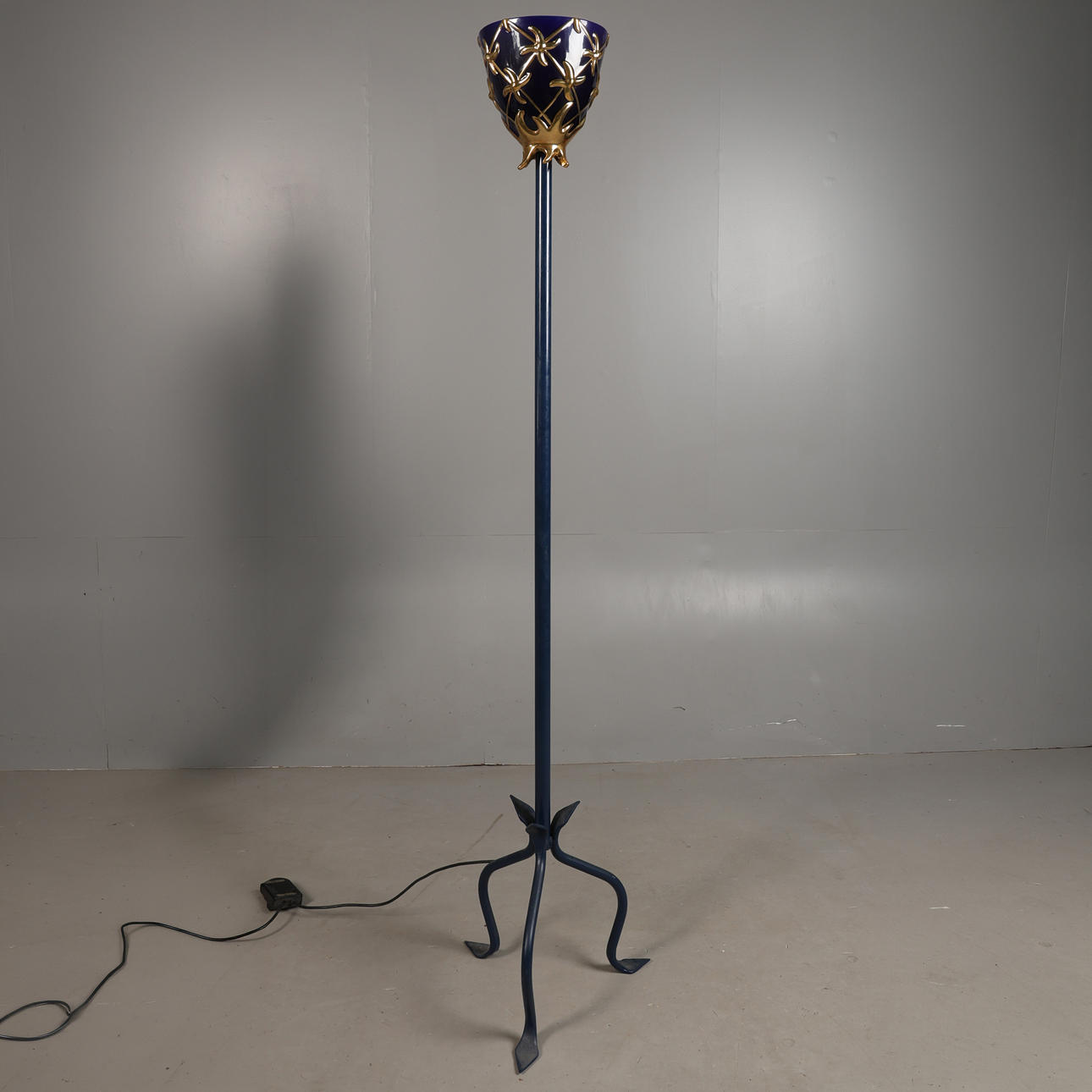 AN UNUSUAL FLOOR STANDING LAMP.