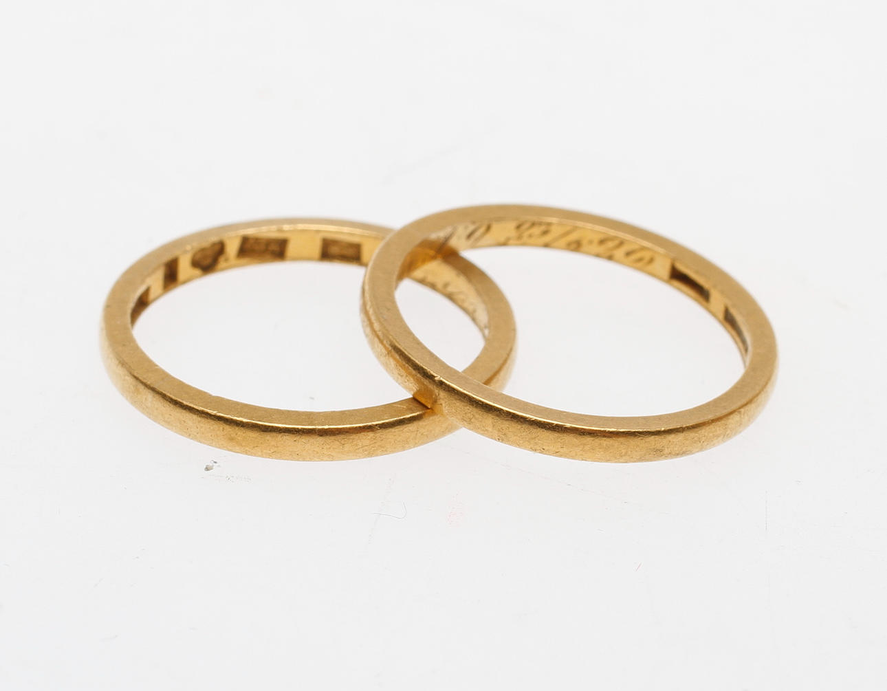 RINGAR, 2 st, 23k guld, vikt ca 7,3 gr.