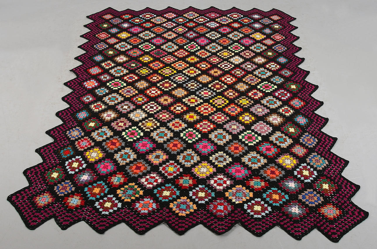 PLÄD / FILT, virkade mormorsrutor, 1900-talets mitt. 202 x 150 cm.