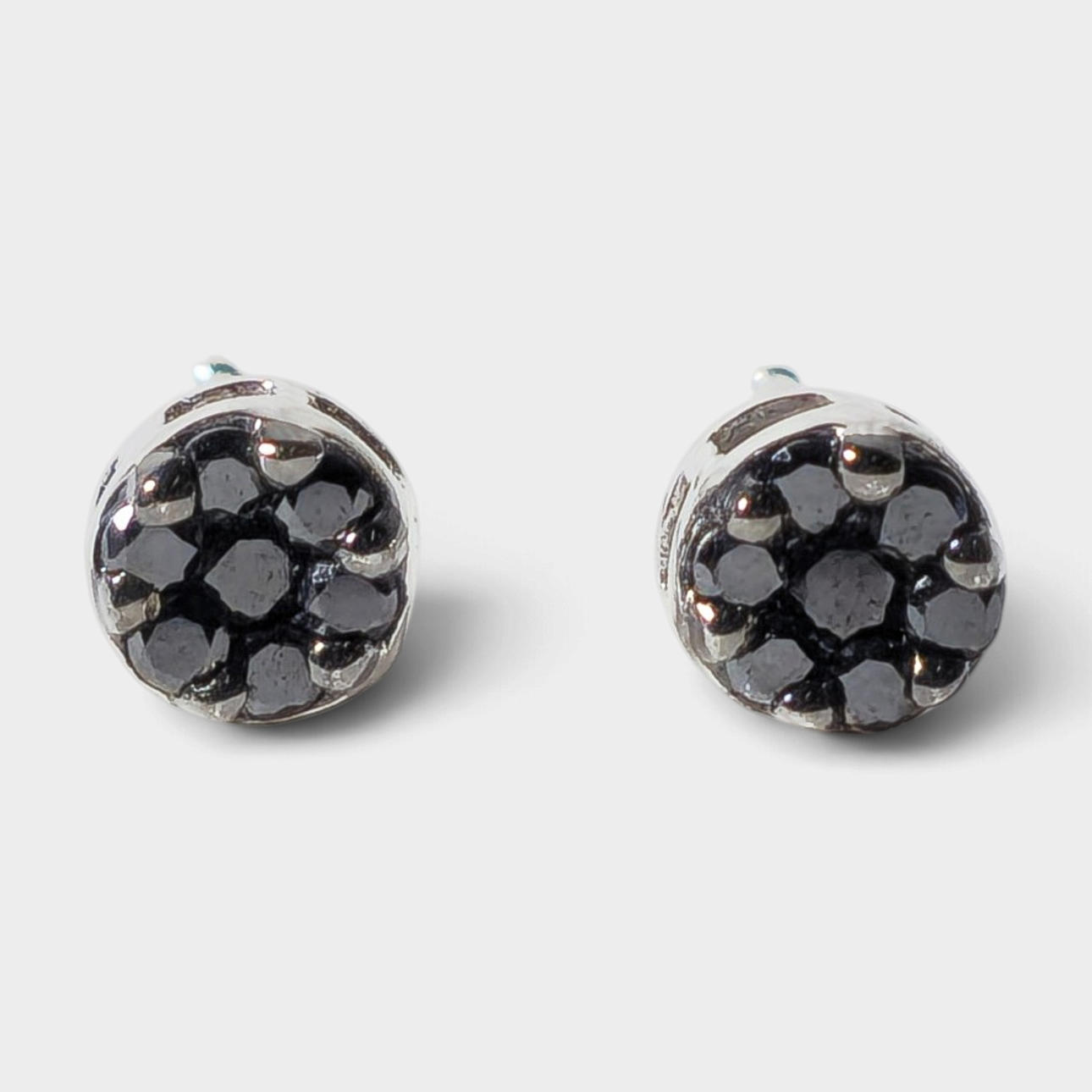 Örhängen i silver och diamanter.