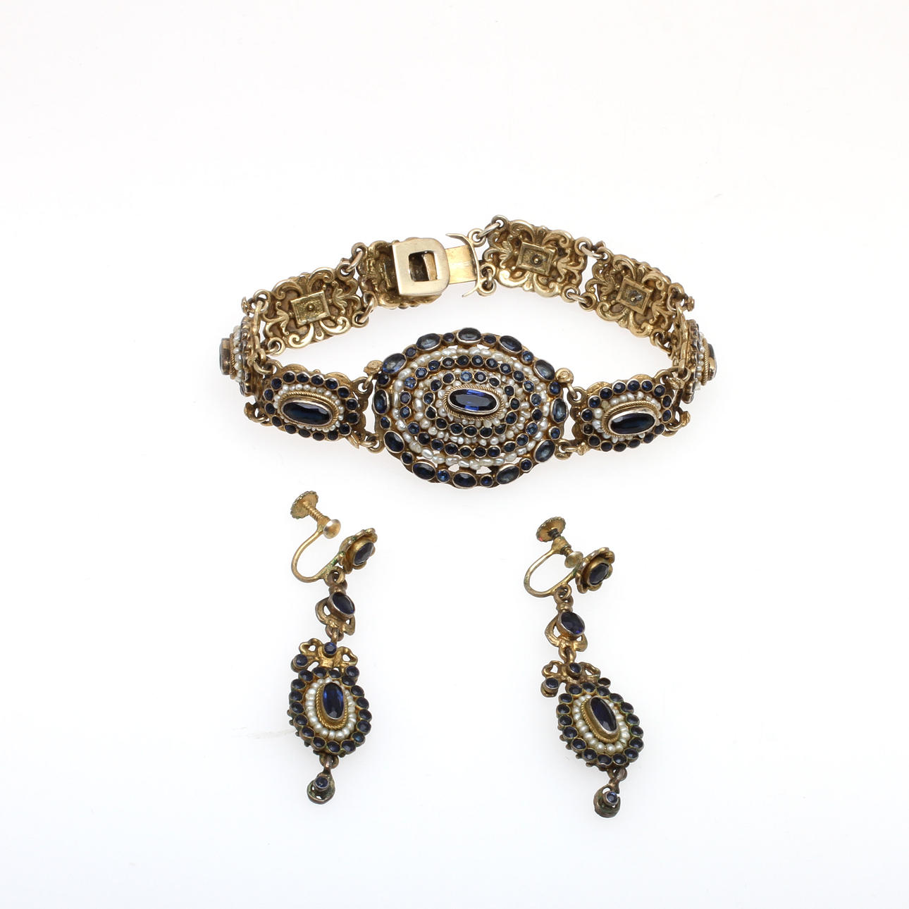 ARMBAND samt ÖRHÄNGEN, ett par, Österrike/Ungern,1867-1922. Signerad EGY.