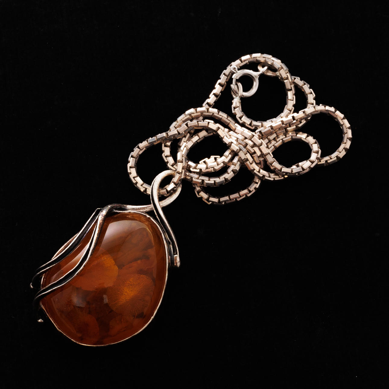 NECKLACE, Sterling silver, Amber.