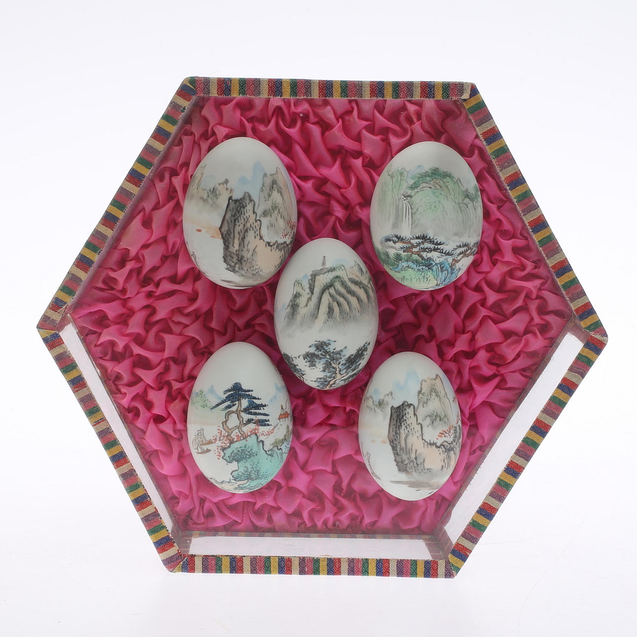 MÅLADE ÄGGSKAL 5 st, i monterask, orientaliska, 1900-tal.