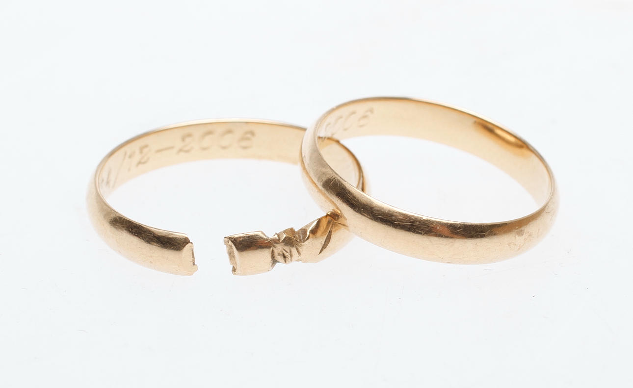 RINGAR, 2 st, 18k guld, vikt ca 7,7 gr.