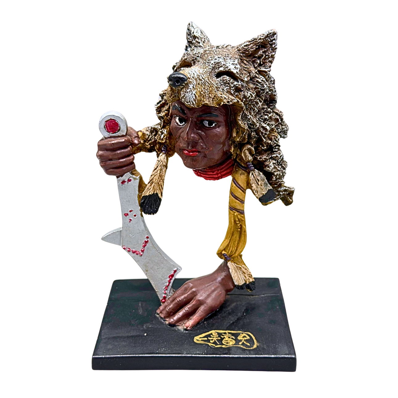 INDIANER-FIGUR MIT WOLFSPELZ AUS KUNSTHARZ.