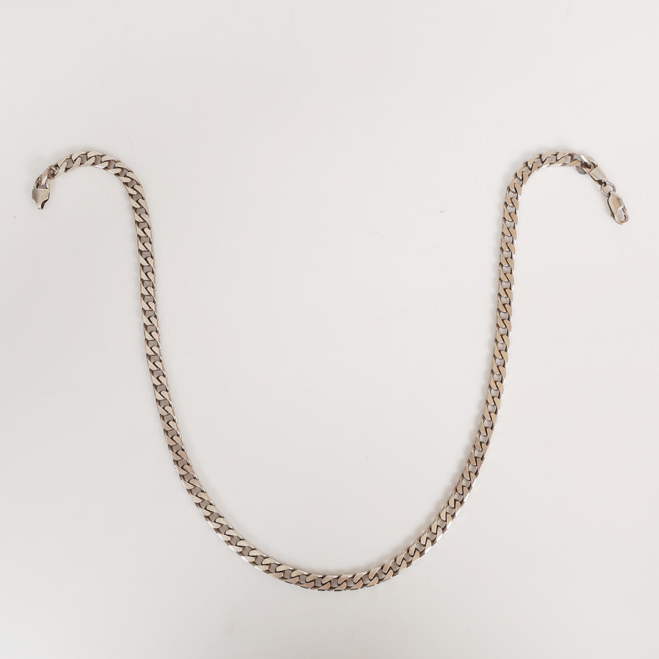 A SILVER CURB LINK NECKLACE.