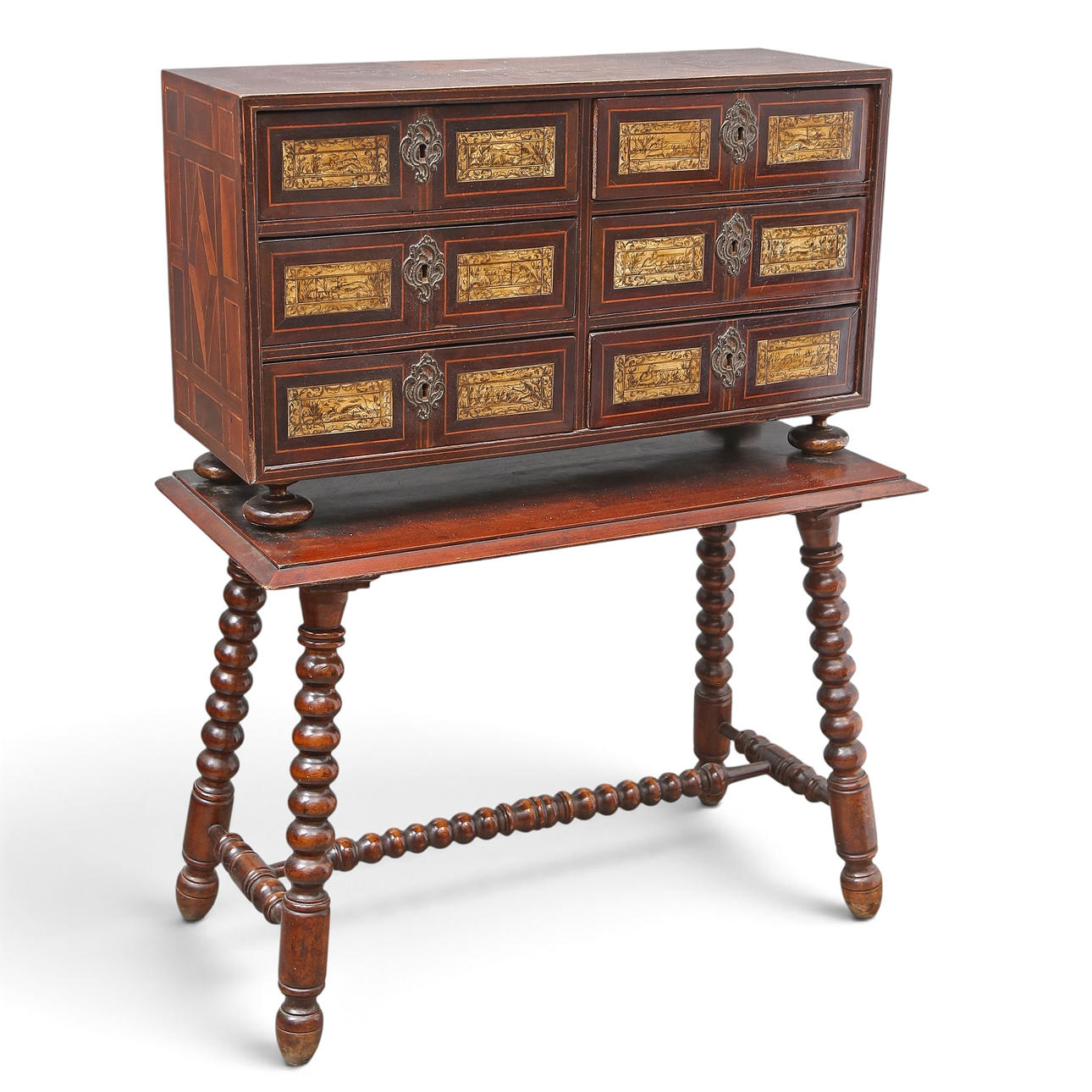 Skrin i barockstil av valnöt med intarsia i satinwood och fronter i ...