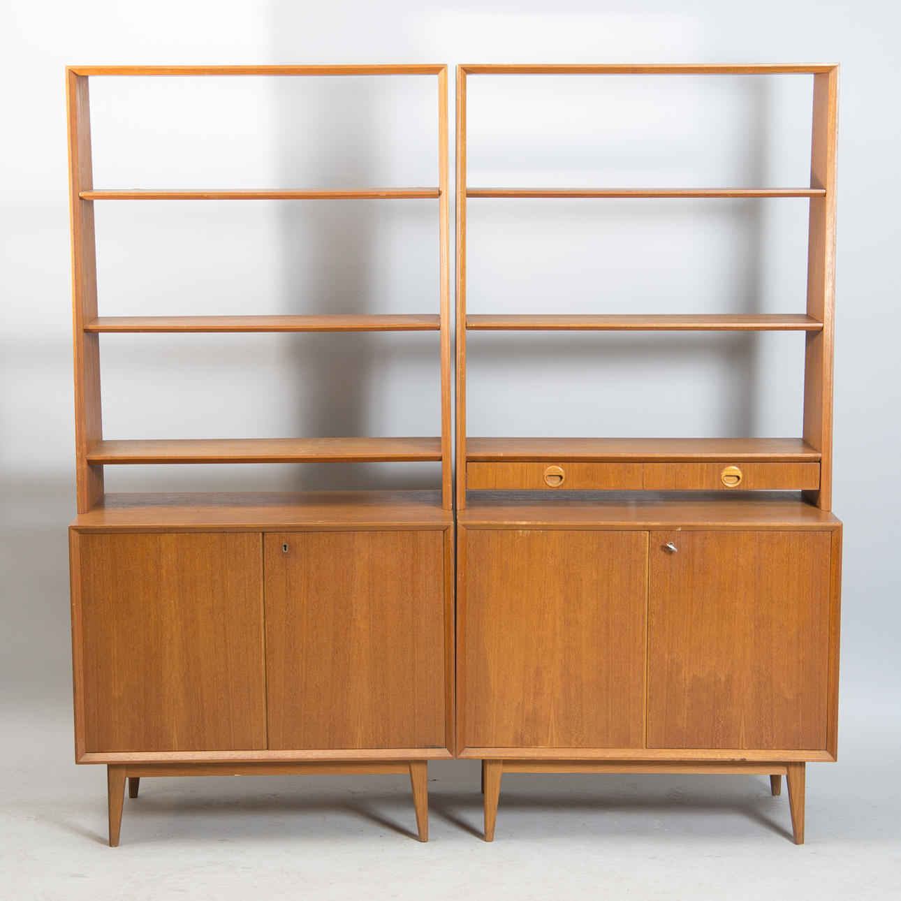 BOKYLLA, 2 sektioner, teak, 1900-talets mitt.