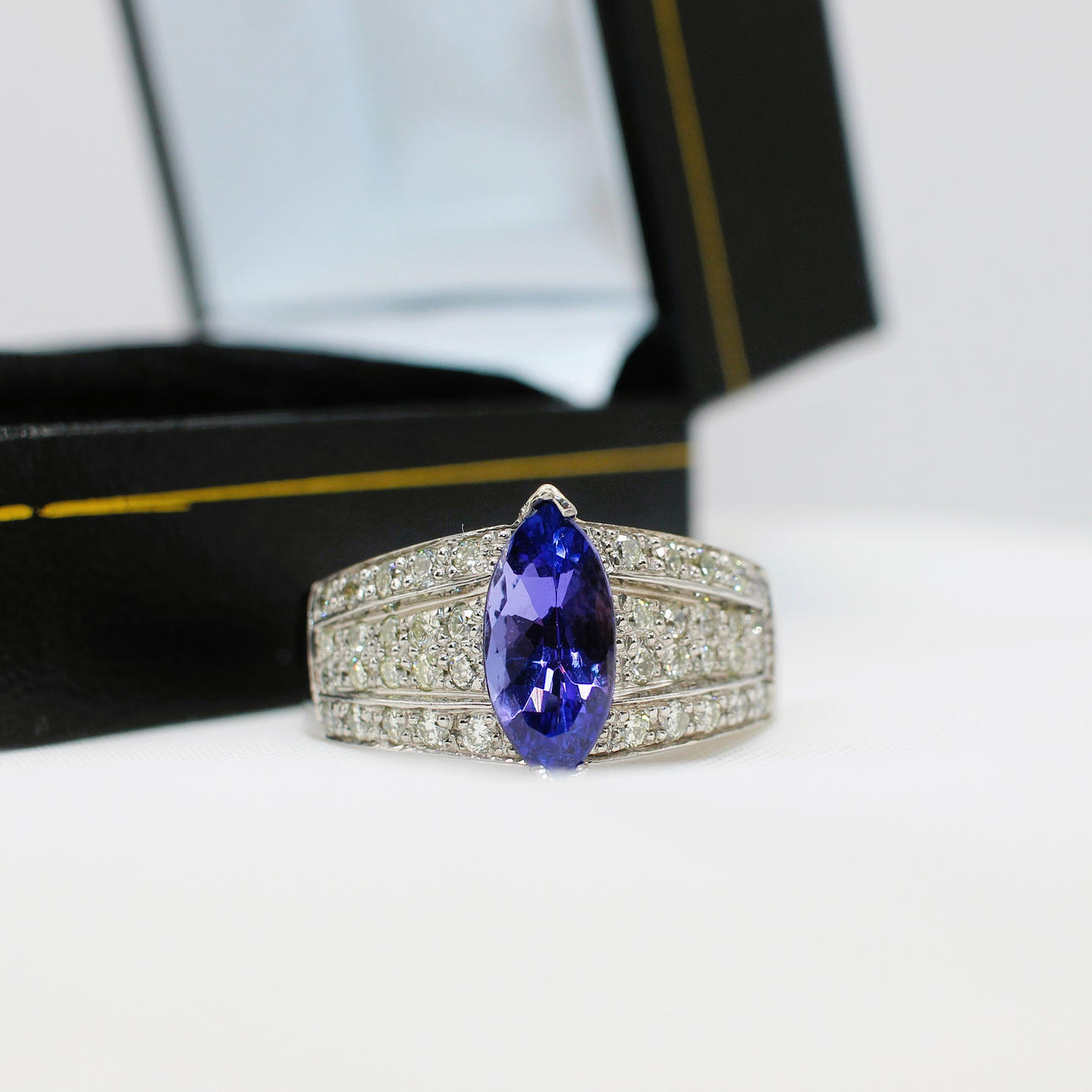 TANZANIT- OCH DIAMANTRING I 18K.