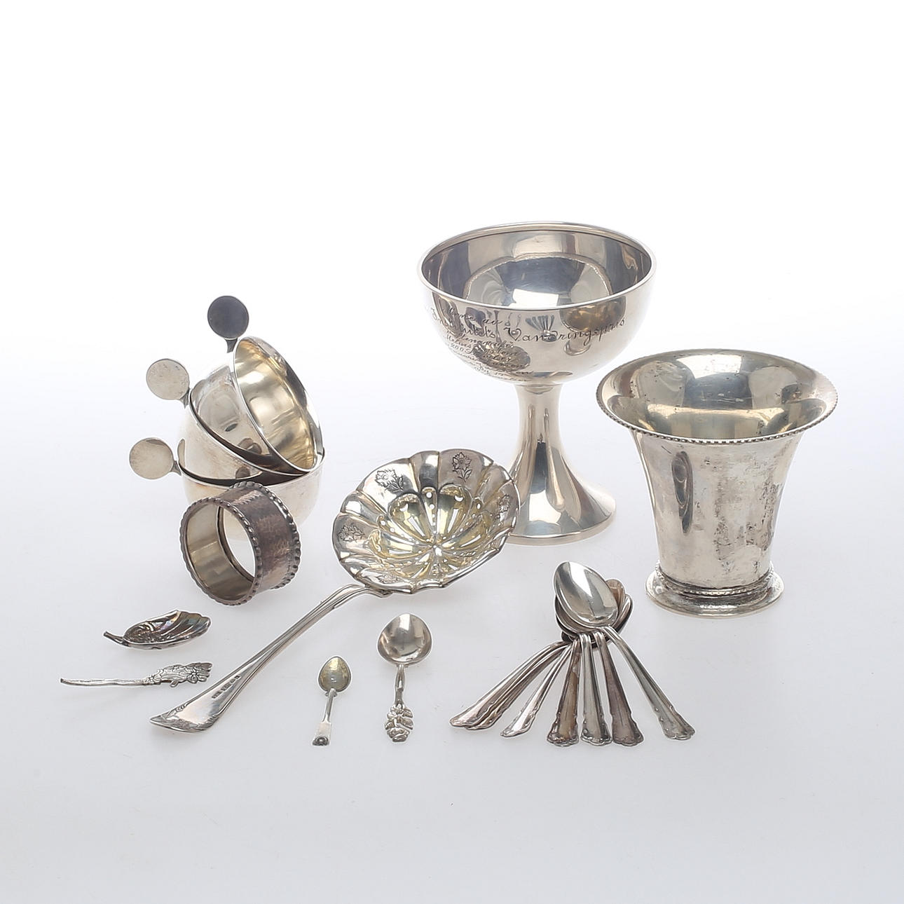 SILVER, bland annat sockerströare Daniel Eklund, Kalmar, 1866. 1800/1900-tal.