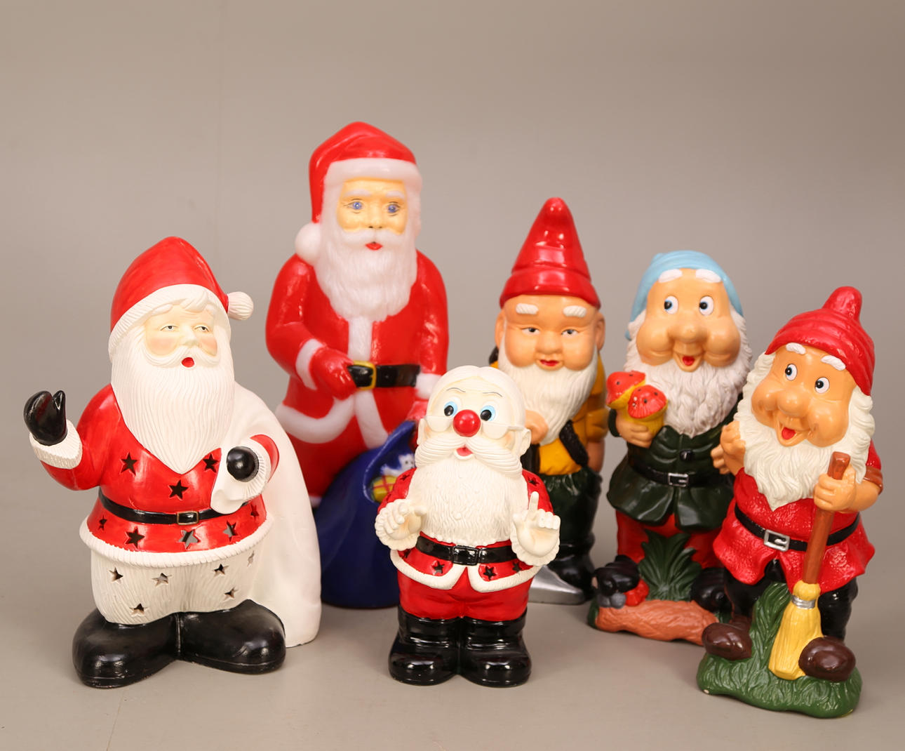 TOMTAR, 6 st, keramik / 1 st plast, varav tre med belysning, 19-/2000-tal.