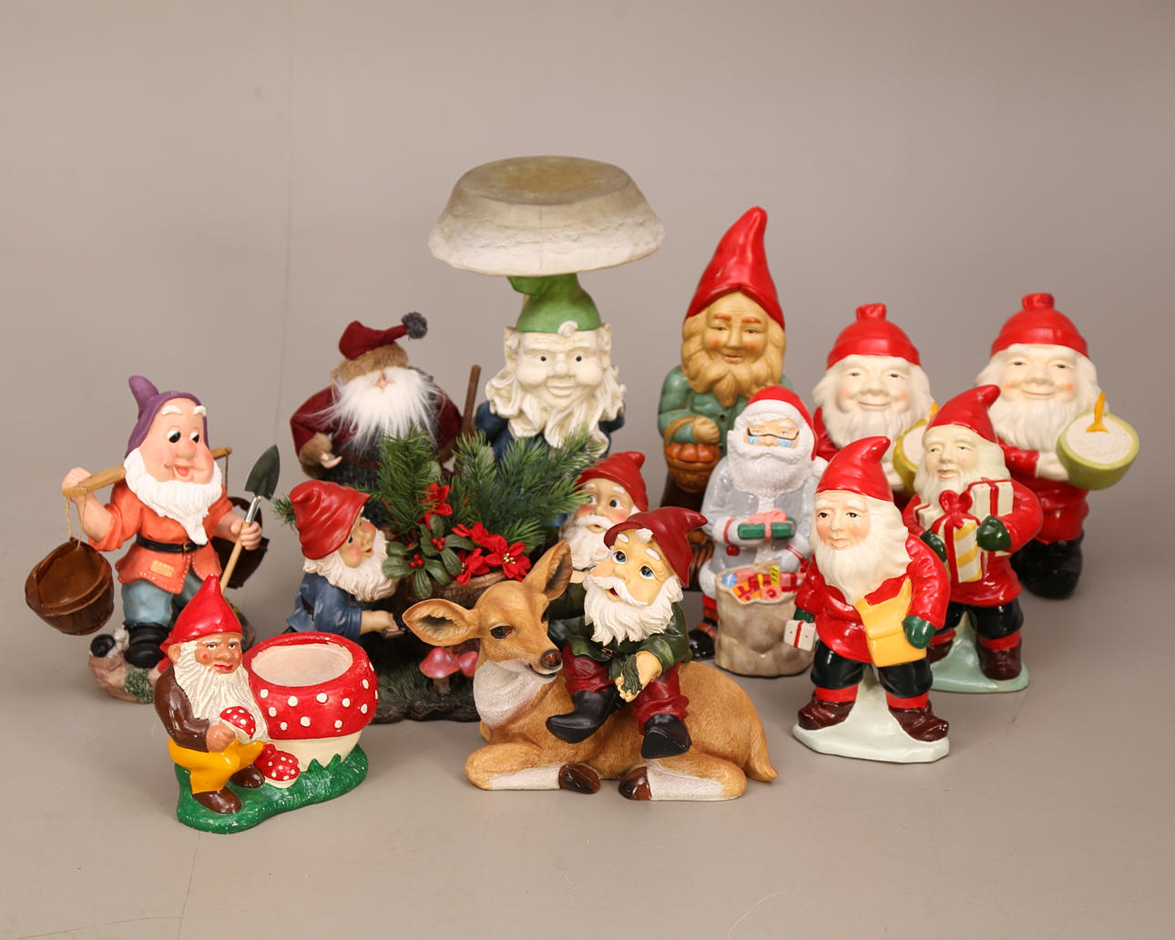 TOMTAR, 12 st, kompositmaterial / keramik / gips / tyg, 19-/2000-tal.